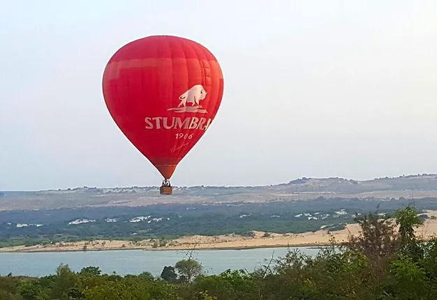ride balloon over White Sand Dunes in Mui ne