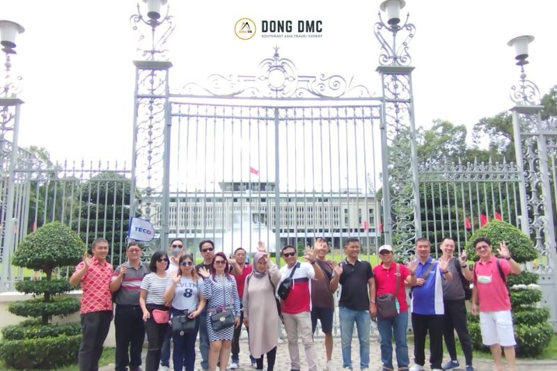 Group_of_visitors_at_Independence_Palace.jpg