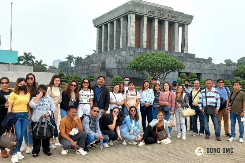 The_delegation_of_visitors_took_souvenir_photos_in_front_of_the_Ho_Chi_Minh_Mausoleum.jpg