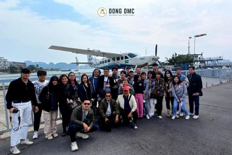 Group_of_visitors_at_Ha_Long_Bay.jpg