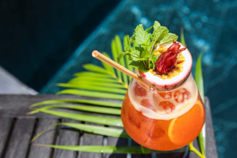 Avana pool bar